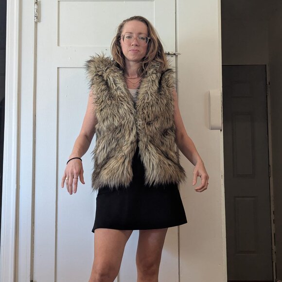 Aritzia Sunday Best Oversized Fur Vest | XXS but fits up to medium | - Picture 5 of 8